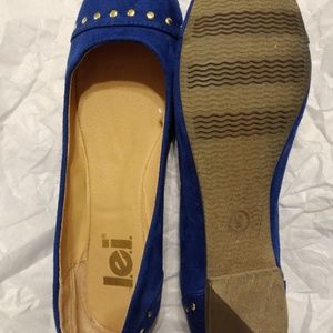 Shoes that match Blue silk blouse.